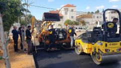  بالصور: تعبيد شارع في حي الواحة الخضراء في مدينة اللد 